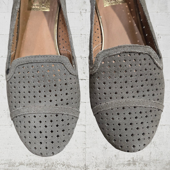Dolce Vita Taupe Suede Almond Toe Eyelet Slip On Gogo Classic Flat Loafer Size 7 - Picture 2 of 11